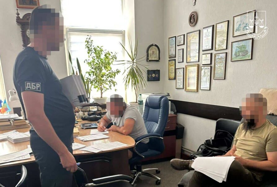 Двох суддів Марʼїнського суду відправили під домашній арешт