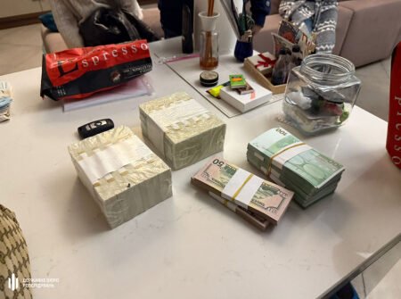 Ексчиновницю Держекоінспекції намагаються врятувати чоловіки, які називають себе мільйонерами.